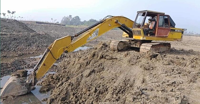 রাজশাহীর দুর্গাপুরে ফসলি জমিতে অবাধে পুকুর খনন, ক্ষতিগ্রস্ত কৃষি ও জনপথ