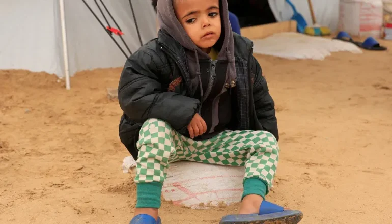 ইসরায়েলি নিষেধাজ্ঞায় গাজায় চিকিৎসা ব্যবস্থার চরম বিপর্যয়: জরুরি ওষুধের তীব্র সংকট