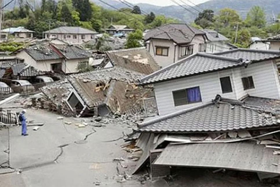 শক্তিশালী ভূমিকম্পে কাঁপল জাপান: আহত ৩৩, বাড়িঘরে আগুন