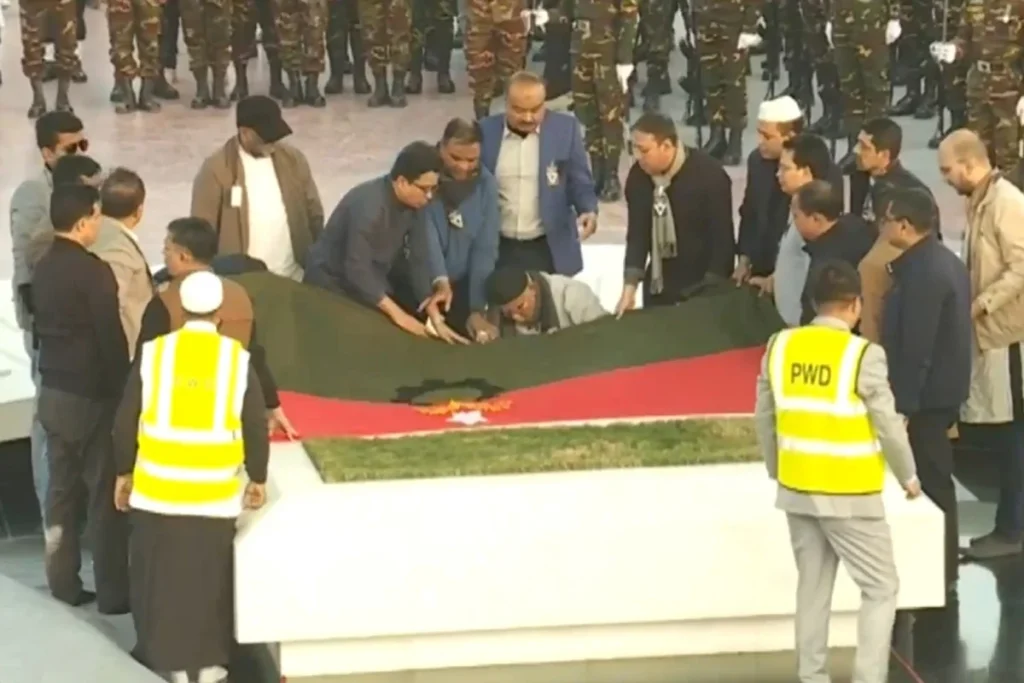 শ্রদ্ধা ও অশ্রুসিক্ত ভালোবাসায় স্বামীর পাশেই সমাহিত আপসহীন নেত্রী খালেদা জিয়া