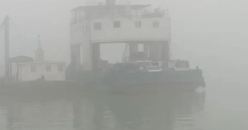 ঘন কুয়াশায় অচল জলপথ: সারা দেশে সব ধরনের নৌযান চলাচল বন্ধ
