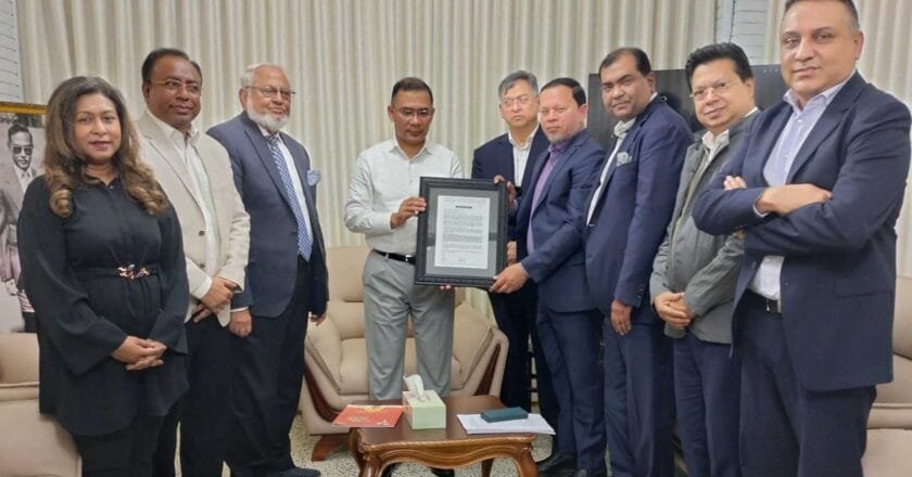 উচ্চশিক্ষায় বেগম খালেদা জিয়ার অবদান ঐতিহাসিক: তারেক রহমানের সঙ্গে সাক্ষাৎকালে ড. সবুর খান