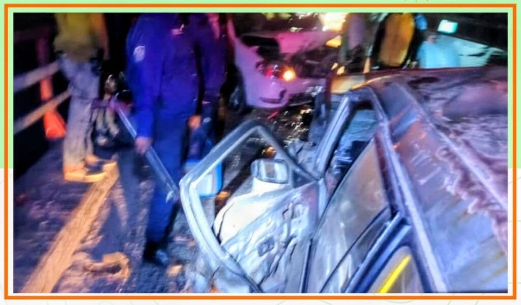 মানিকগঞ্জে দুই প্রাইভেট কারের মুখোমুখি সংঘর্ষ; চালকদ্বয় গুরুতর আহত