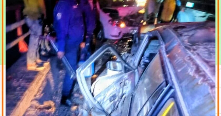 মানিকগঞ্জে দুই প্রাইভেট কারের মুখোমুখি সংঘর্ষ; চালকদ্বয় গুরুতর আহত