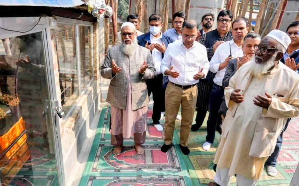 জনসভা মঞ্চে উঠার আগে শাহ মখদুম (রহ.) দরগা জিয়ারত করলেন তারেক রহমান