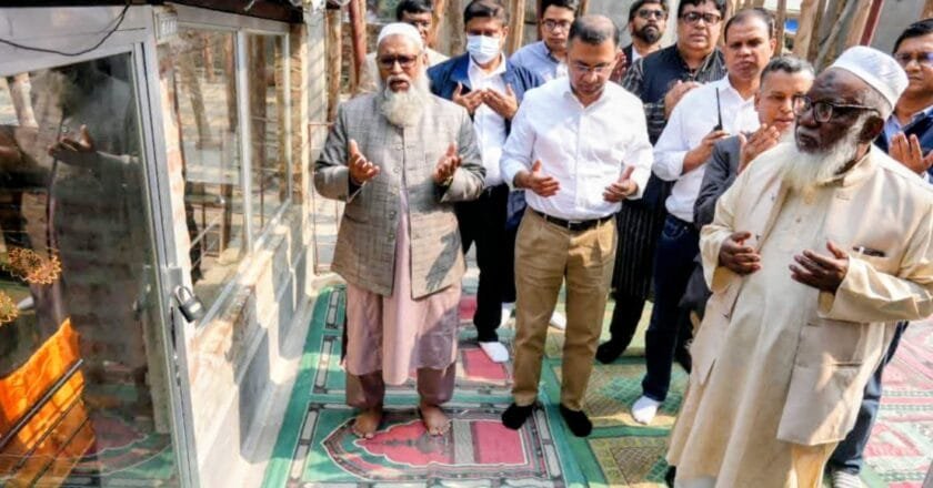 জনসভা মঞ্চে উঠার আগে শাহ মখদুম (রহ.) দরগা জিয়ারত করলেন তারেক রহমান