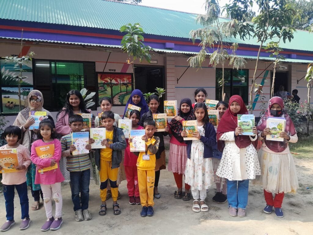 সলঙ্গায় মোস্তফা প্রি-ক্যাডেট স্কুলে বছরের শুরুতে নতুন বই হাতে পেয়ে খুশি শিক্ষার্থীরা