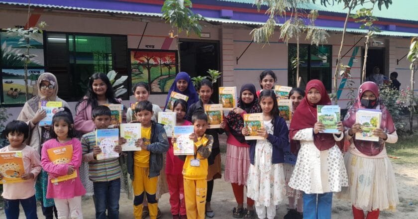 সলঙ্গায় মোস্তফা প্রি-ক্যাডেট স্কুলে বছরের শুরুতে নতুন বই হাতে পেয়ে খুশি শিক্ষার্থীরা
