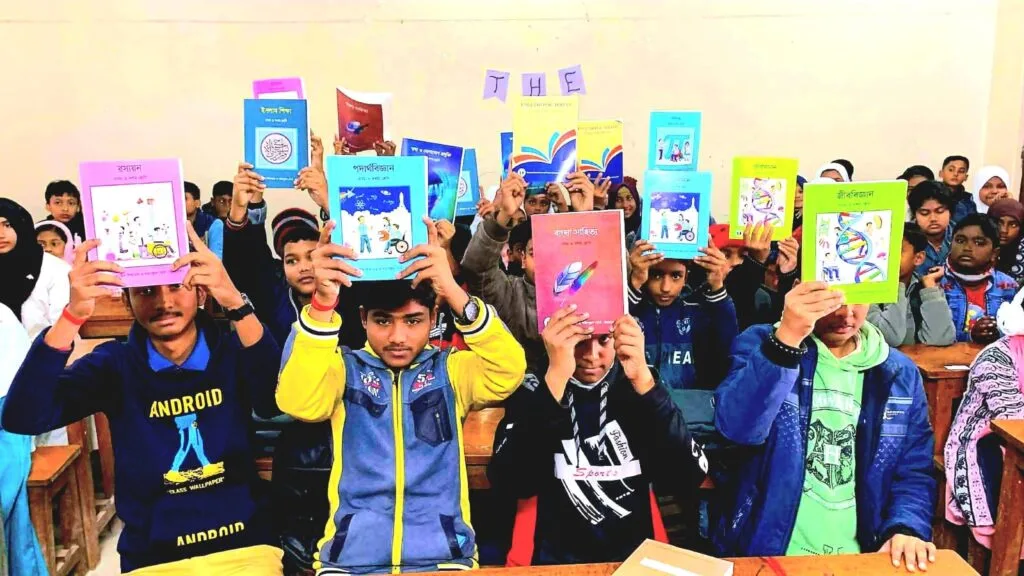 সময়মতো পাঠ্যবই পেয়ে নতুন বছরের আনন্দে শিক্ষার্থীরা