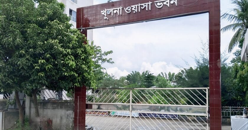 রাষ্ট্রীয় শোক ও ছুটি উপেক্ষার অভিযোগ: ঝুমুর বালার অপসারণ দাবি