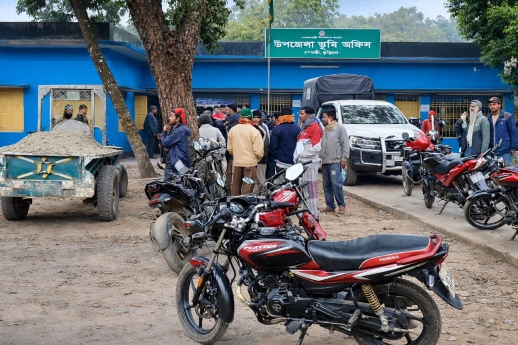 ফুলবাড়ীতে ভ্রাম্যমাণ আদালতে ৩ ট্রলি চালকের ৭ দিনের কারাদণ্ড