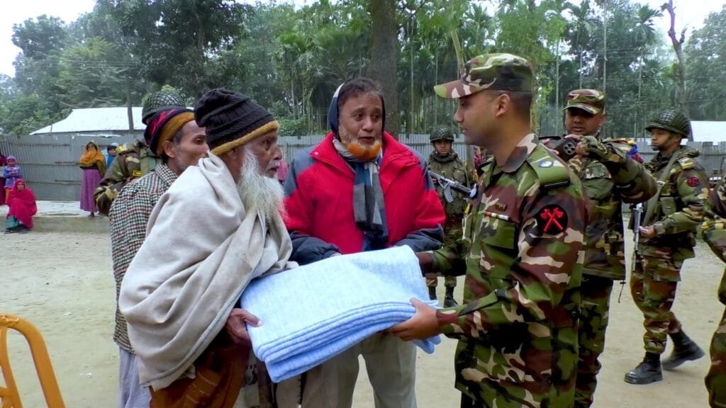 নাগেশ্বরীতে শীতার্তদের মাঝে সেনাবাহিনীর শীতবস্ত্র বিতরণ