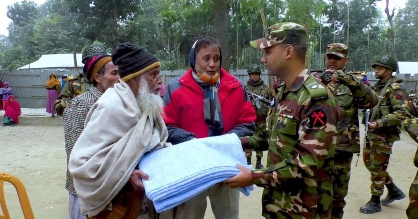 নাগেশ্বরীতে শীতার্তদের মাঝে সেনাবাহিনীর শীতবস্ত্র বিতরণ