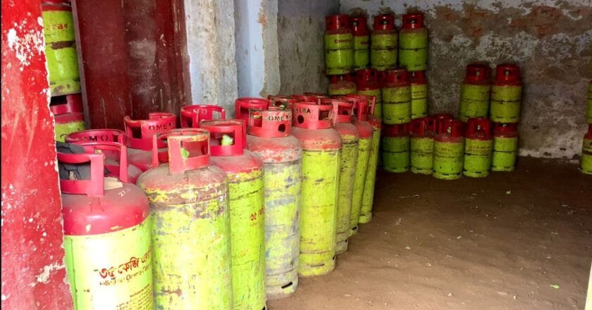 রাজশাহীতে এলপিজির তীব্র সংকট: চড়া দামেও মিলছে না সিলিন্ডার; বিপাকে ক্ষুদ্র ব্যবসায়ীরা