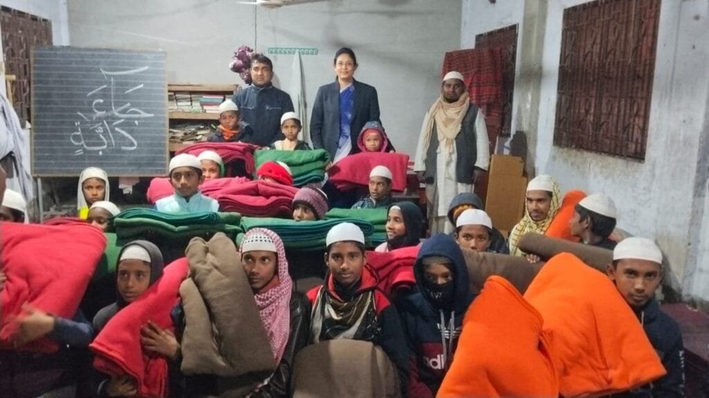 রাতের আঁধারে দুস্থদের মাঝে কম্বল বিতরণ