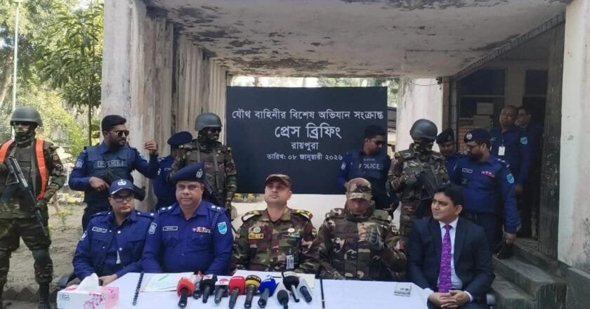 রায়পুরায় যৌথ বাহিনীর কম্বিং অভিযান, বিপুল অস্ত্রসহ দুই শীর্ষ সন্ত্রাসী গ্রেফতার