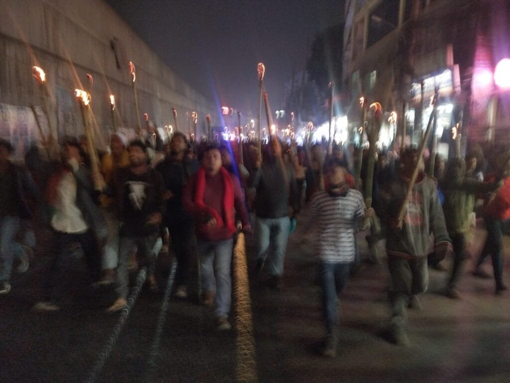 টঙ্গীতে যুবদলের নতুন কমিটি প্রত্যাখ্যান: মহাসড়ক অবরোধ করে মশাল ও ঝাড়ু মিছিল