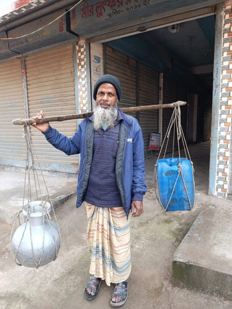জুরের রসে জীবিকা নির্বাহ করছেন গাছি আব্দুল মান্নান