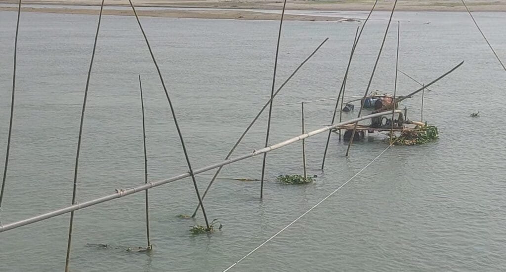 নাগেশ্বরীর আয়নালের ঘাটে দুধকুমার নদী থেকে বালু উত্তোলন : নদী ভাঙ্গনের মুখে