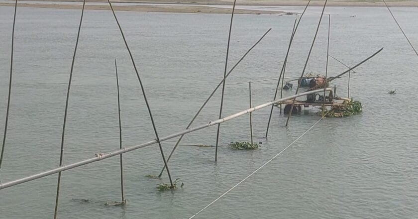 নাগেশ্বরীর আয়নালের ঘাটে দুধকুমার নদী থেকে বালু উত্তোলন : নদী ভাঙ্গনের মুখে