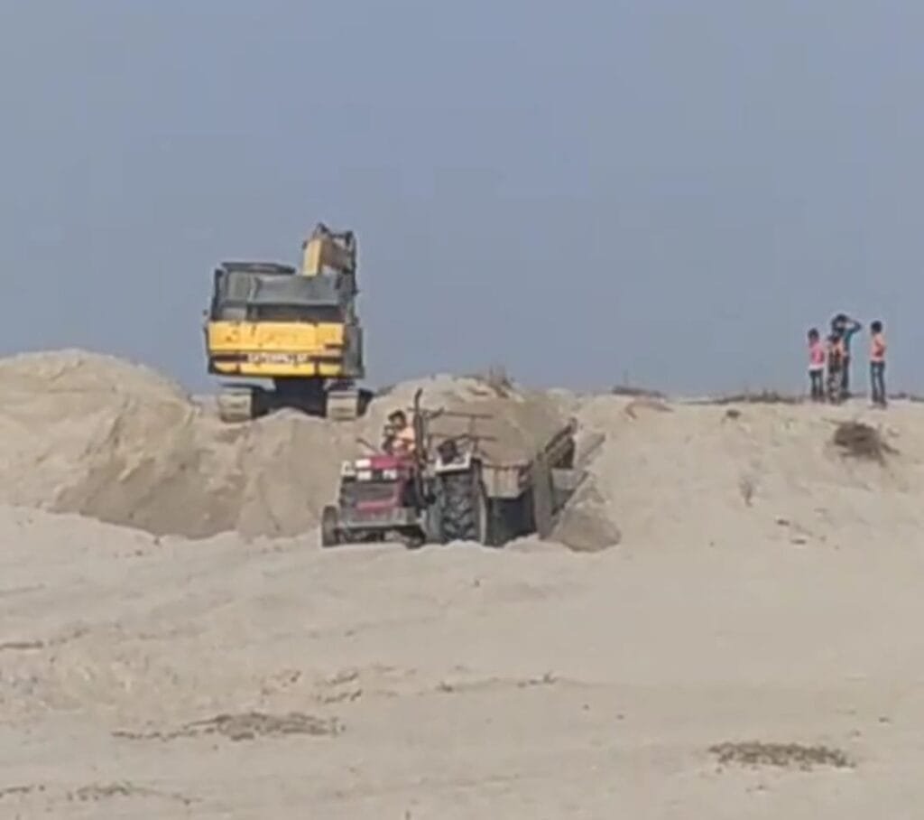 নাগেশ্বরীতে দুধকুমর নদের বাঁধ কেটে বালু বিক্রি, ভাঙ্গনের মুখে শিমুলতলা বাজার ও ফান্দের ভিটা