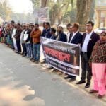 নিরাপদ কর্মপরিবেশ নিশ্চিতের দাবিতে রাজশাহী বিশ্ববিদ্যালয়ে অফিসার সমিতির মানববন্ধন