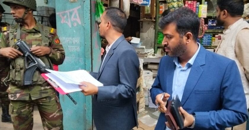 বেলকুচিতে ভ্রাম্যমাণ আদালতের অভিযান: ১৩০৬ কেজি পলিথিন জব্দ, ৪ ব্যবসায়ীকে জরিমানা