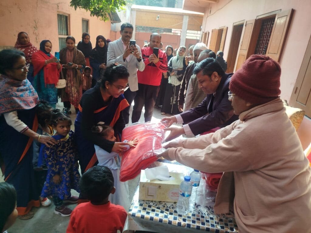 স্বামী বিবেকানন্দের জন্মবার্ষিকীতে শিশুদের মাঝে শীতবস্ত্র বিতরণ