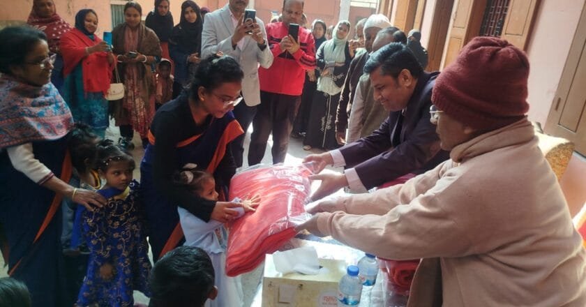 স্বামী বিবেকানন্দের জন্মবার্ষিকীতে শিশুদের মাঝে শীতবস্ত্র বিতরণ
