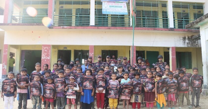 পানছড়িতে শিক্ষার্থীদের মাঝে ৩ বিজিবি-র শিক্ষা সামগ্রী বিতরণ