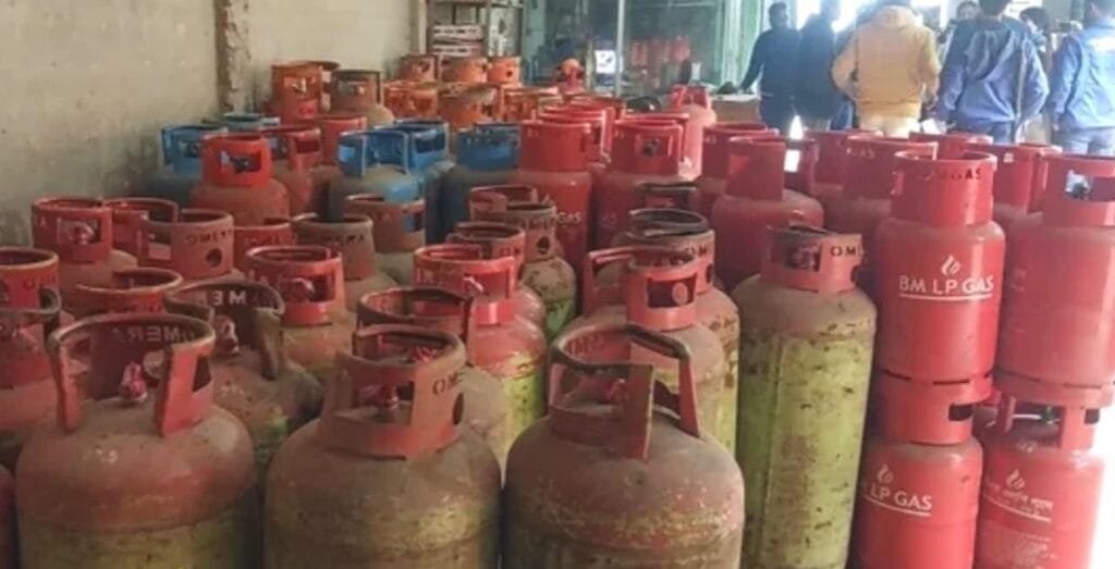 মানিকগঞ্জে বাসাবাড়িতে গ্যাস সিলিন্ডার মজুত ও বেশি দামে বিক্রি: খান ট্রেডার্সকে জরিমানা