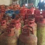 মানিকগঞ্জে বাসাবাড়িতে গ্যাস সিলিন্ডার মজুত ও বেশি দামে বিক্রি: খান ট্রেডার্সকে জরিমানা