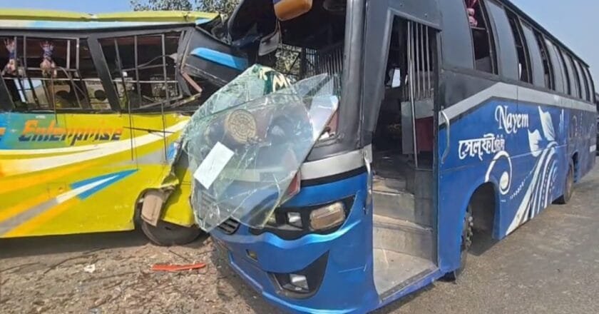 ঘিওরে সেলফি ও ভিলেজ লাইনের মুখোমুখি সংঘর্ষ: চালকসহ আহত ২৫