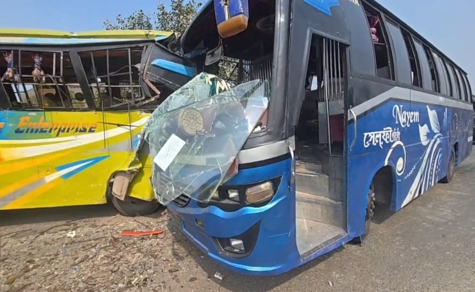 ঘিওরে সেলফি ও ভিলেজ লাইনের মুখোমুখি সংঘর্ষ: চালকসহ আহত ২৫