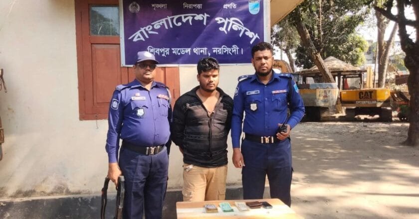 নরসিংদীতে জাল নোটের বান্ডিলসহ একজন আটক