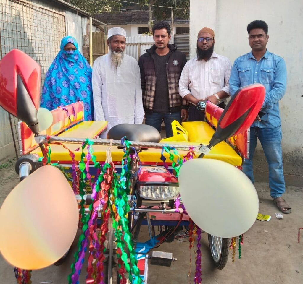 আলোকিত দৈনিকে খবর প্রকাশের পরে নতুন অটোরিকশা উপহার পেলেন সেই গাদু ভাই