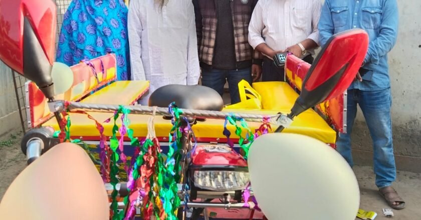 আলোকিত দৈনিকে খবর প্রকাশের পর নতুন অটোরিকশা উপহার পেলেন সেই গাদু ভাই