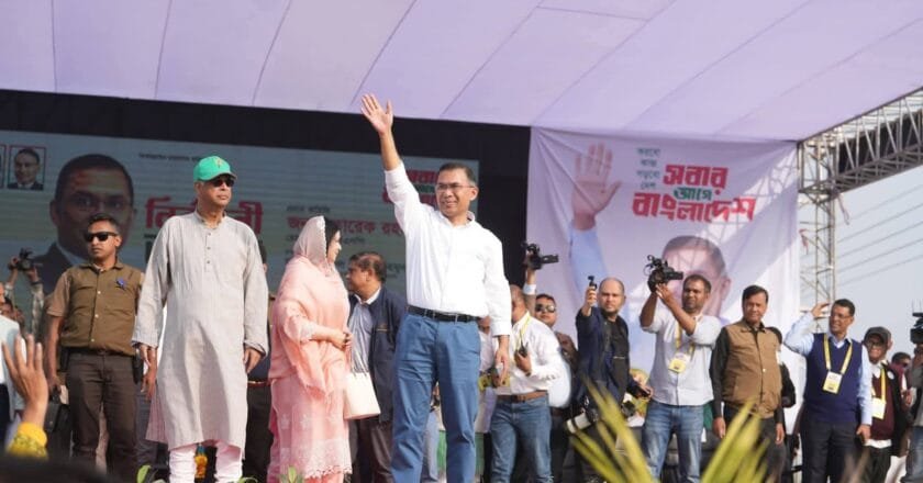 বিসিক শিল্প পার্কে বিএনপির নির্বাচনী জনসভা : সিরাজগঞ্জের মঞ্চে তারেক রহমান