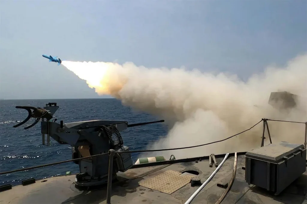 হরমুজ প্রণালীতে ইরানের সামরিক মহড়া: মধ্যপ্রাচ্যে যুদ্ধের দামামা