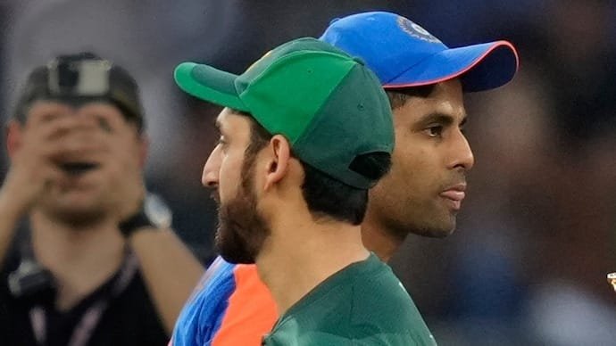 ‘পাকিস্তান না খেললে দেউলিয়া হবে সম্প্রচারকারীরা’; হুমকি বাসিত আলীর