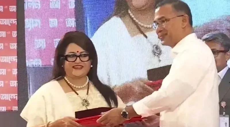 গুণীজনদের হাতে একুশে পদক তুলে দিলেন প্রধানমন্ত্রী