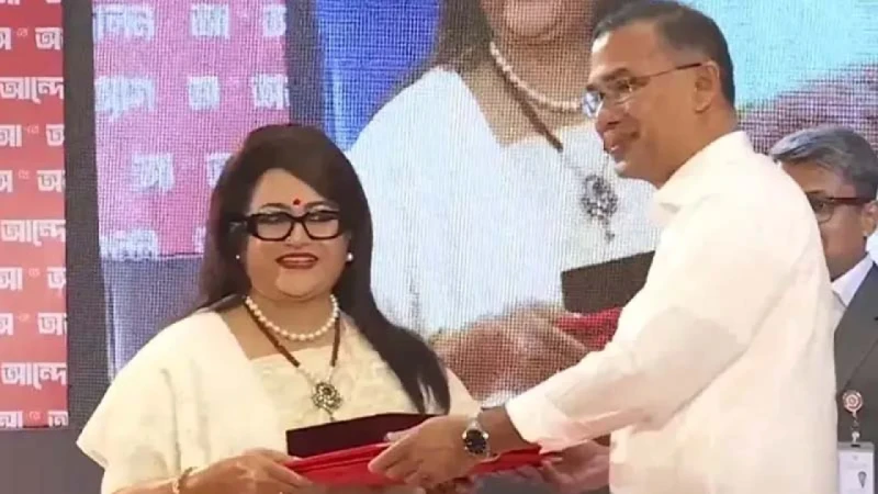 গুণীজনদের হাতে একুশে পদক তুলে দিলেন প্রধানমন্ত্রী