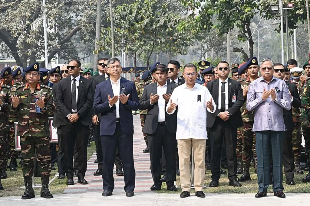 পিলখানায় শহীদ সেনাদের প্রতি রাষ্ট্রপতি ও প্রধানমন্ত্রীর গভীর শ্রদ্ধা
