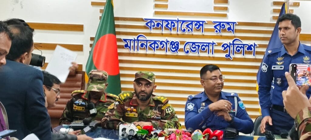 মানিকগঞ্জে যৌথবাহিনীর অভিযানে বিদেশী রিভলবারসহ দেশীয় অস্ত্র ও ককটেল বোমা উদ্ধার