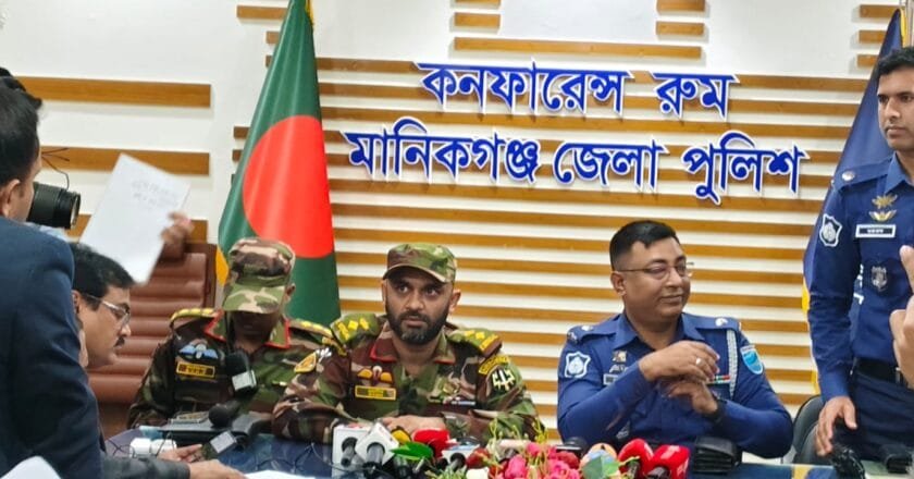 মানিকগঞ্জে যৌথবাহিনীর অভিযানে বিদেশী রিভলবারসহ দেশীয় অস্ত্র ও ককটেল বোমা উদ্ধার