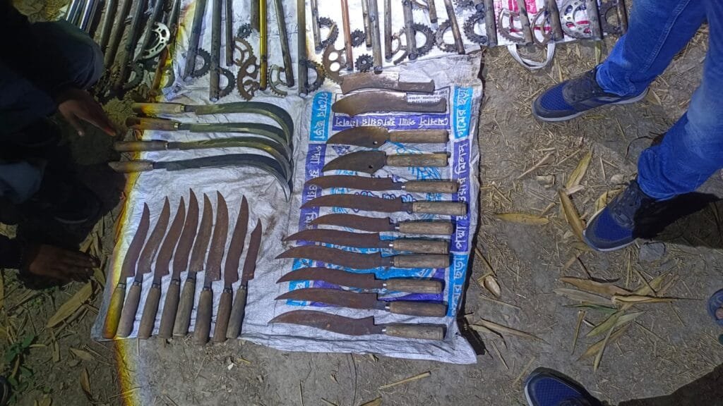 রাজশাহীতে র‍্যাবের অভিযান: ৫৬টি দেশীয় অস্ত্র উদ্ধার, নির্বাচন ঘিরে তৎপরতা অব্যাহত