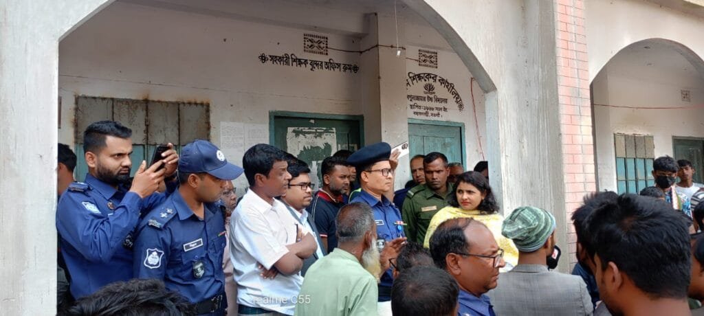 বদলগাছীতে পিয়নের বিরুদ্ধে ছাত্রীকে প্রেমের প্রস্তাবের অভিযোগ; স্কুল অবরোধ