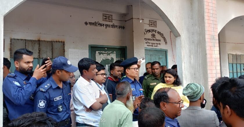 বদলগাছীতে পিয়নের বিরুদ্ধে ছাত্রীকে প্রেমের প্রস্তাবের অভিযোগ; স্কুল অবরোধ