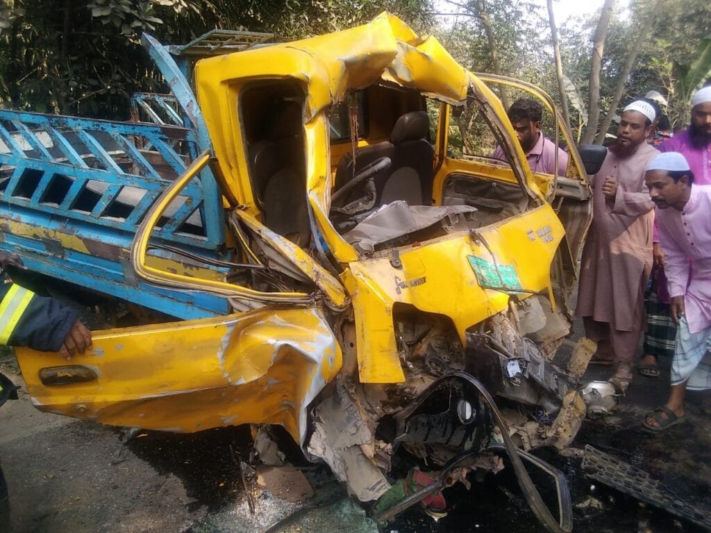 মানিকগঞ্জে দুই ট্রাকে মুখোমুখি সংঘর্ষে চালক নিহত, আহত হেলপার