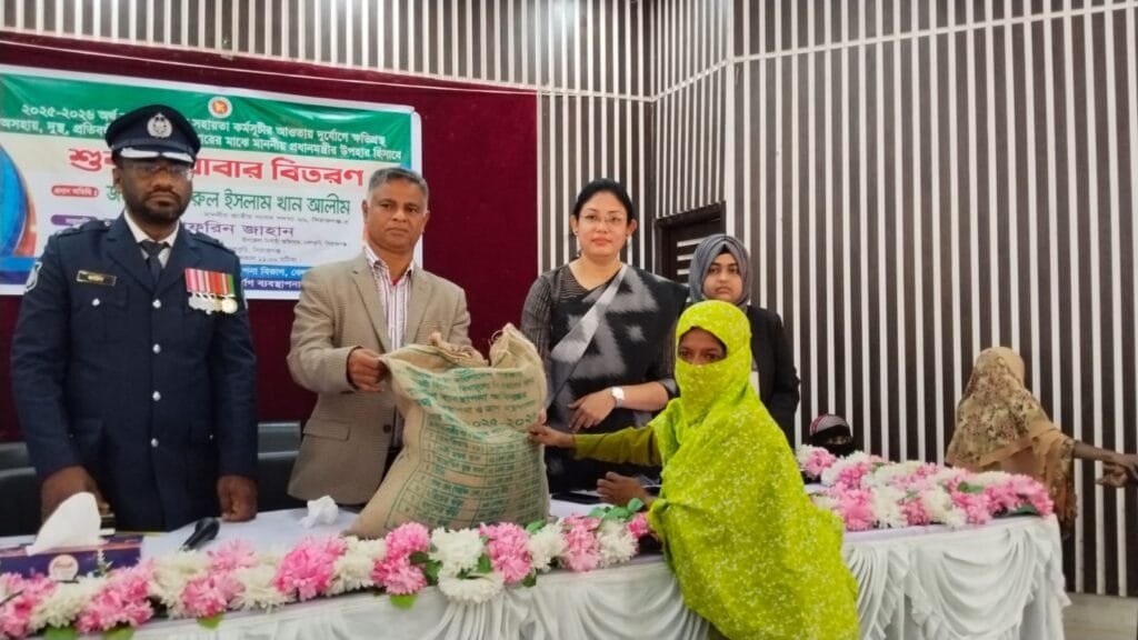 বেলকুচিতে দুর্যোগে ক্ষতিগ্রস্তদের মাঝে প্রধানমন্ত্রীর উপহার হিসেবে শুকনা খাবার বিতরণ